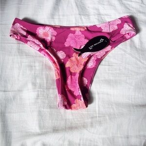 Fighting Eel Swim Bottom